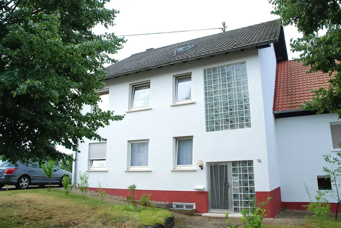 Hausansicht -- Modernisierte 3-Raum-DG-Wohnung in Illingen