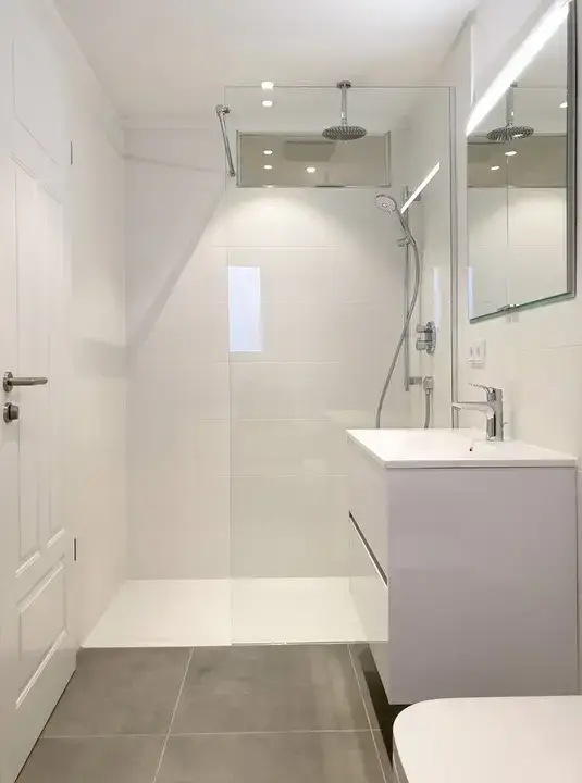 Neues Bad, mit Dusche ... -- Exklusiv und traumhaft schön: Altbauflair im Erstbezug nach Kernsanierung.