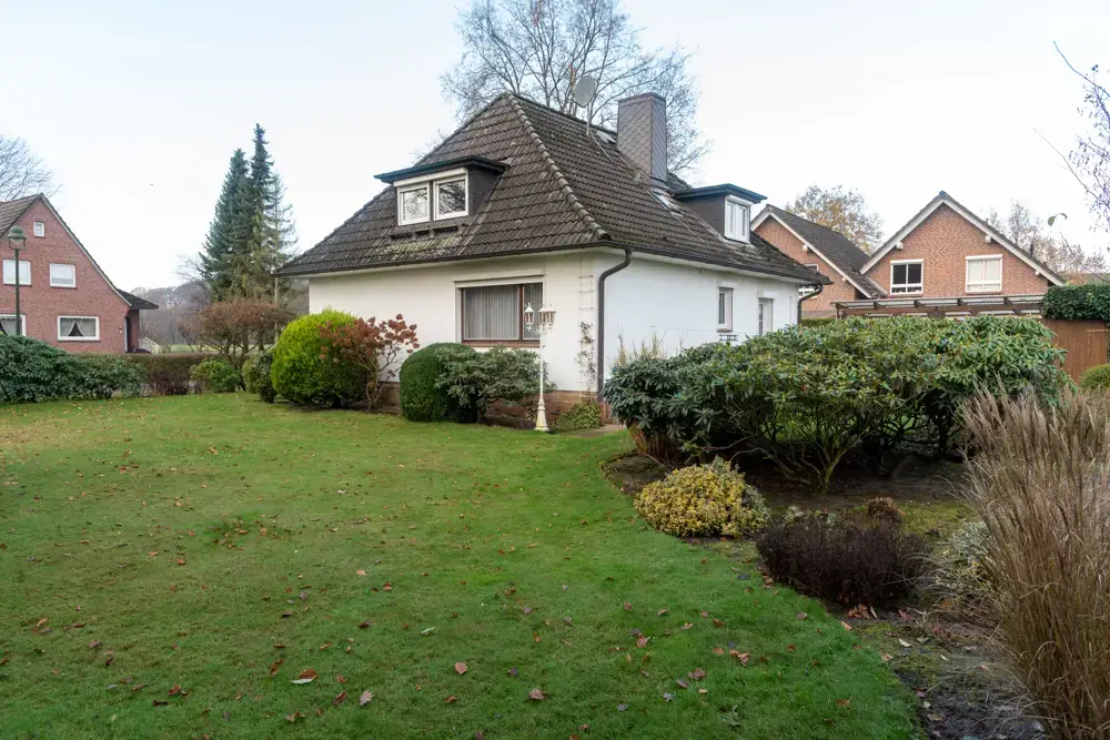 Gartenansicht -- Gebotsverfahren: gemütliches Einfamilienhaus in Lauenbrück