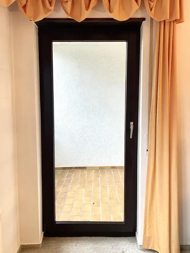 Zugang zum Balkon -- Hambacher-Höhe Möblierte Wohnung mit Loggia in unmittelbarer Stadtnähe (3 Jahre befristet)