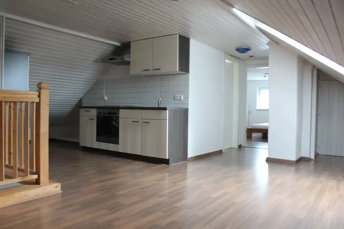 Wohnzimmer -- Charmante 2-Zimmer-Dachgeschosswohnung mit EBK in Puchheim-Ort