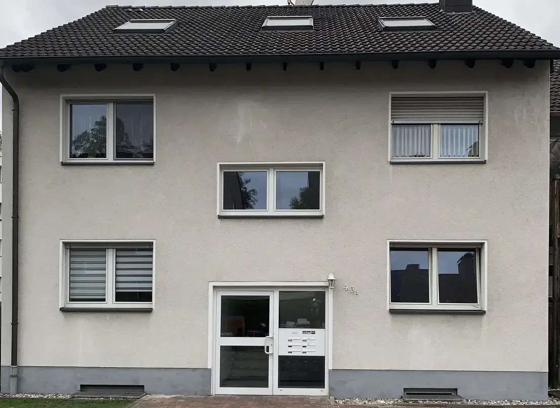 Haus_Front -- Modernisierte 2-Zimmer-EG-Wohnung mit Balkon in Gelsenkirchen-Beckhausen