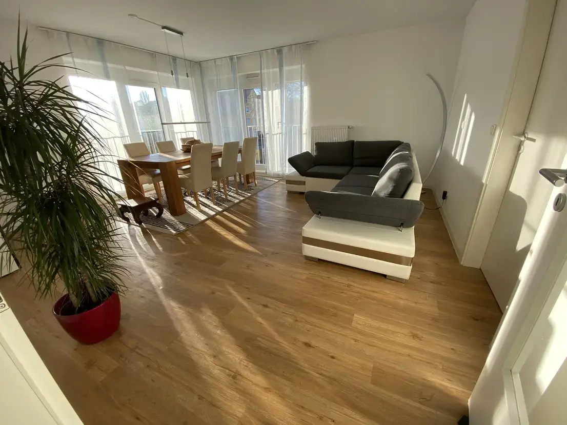 Wohnzimmer von der WZ Tür aus -- Moderne 3-Zimmer-Wohnung mit Einbauküche in Konradsiedlung