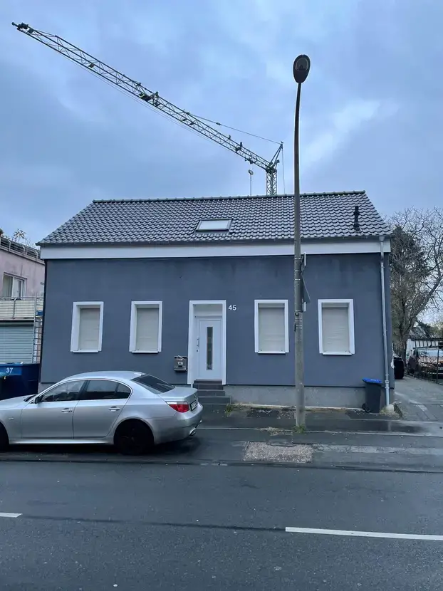 Vorderseite -- Saniertes Einfamilienhaus mit vier Zimmern und EBK in Widdersdorf, Köln
