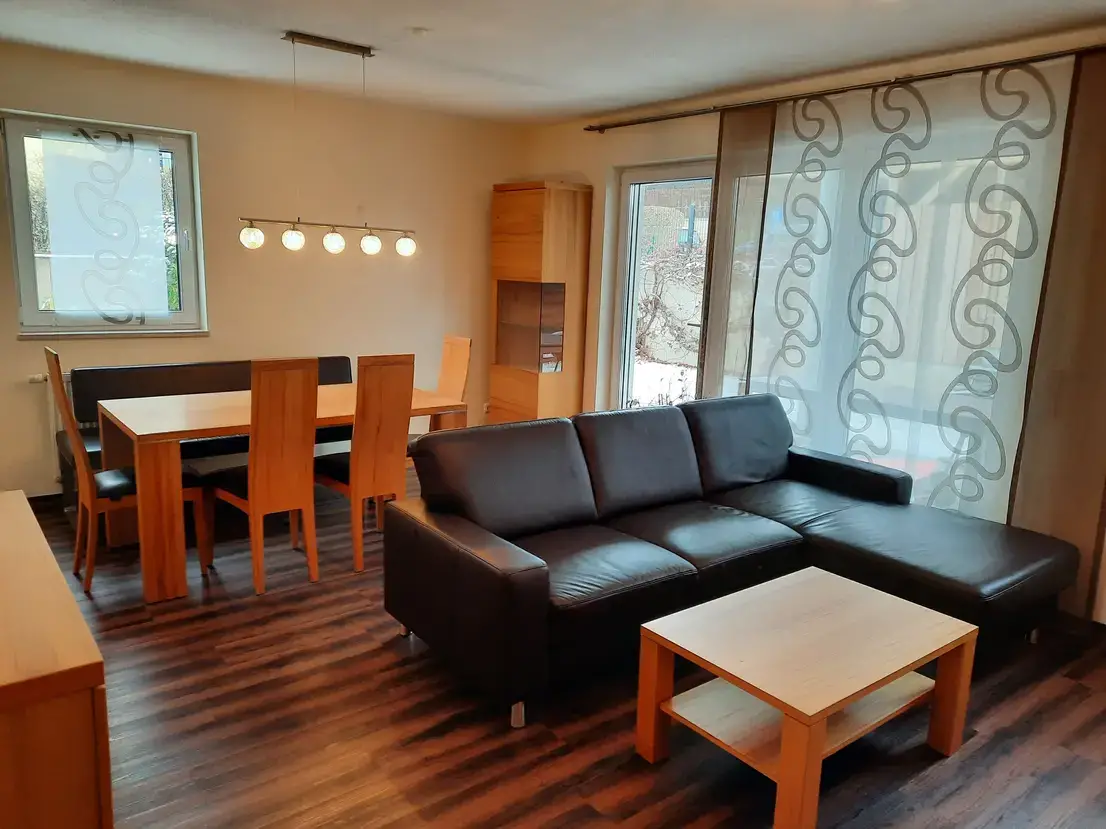 Wohnzimmer -- Neuwertige 2-Zimmer-EG-Wohnung mit Terrasse und Einbauküche in Siegenburg