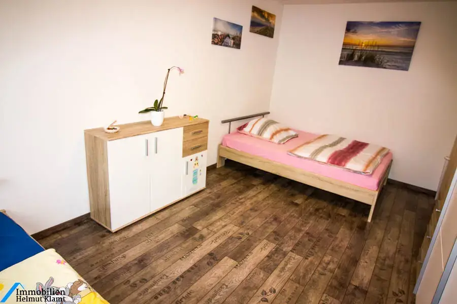 Schlafzimmer -- komplett renovierte 2-ZKB-Wohnung Augsburg Lechhausen