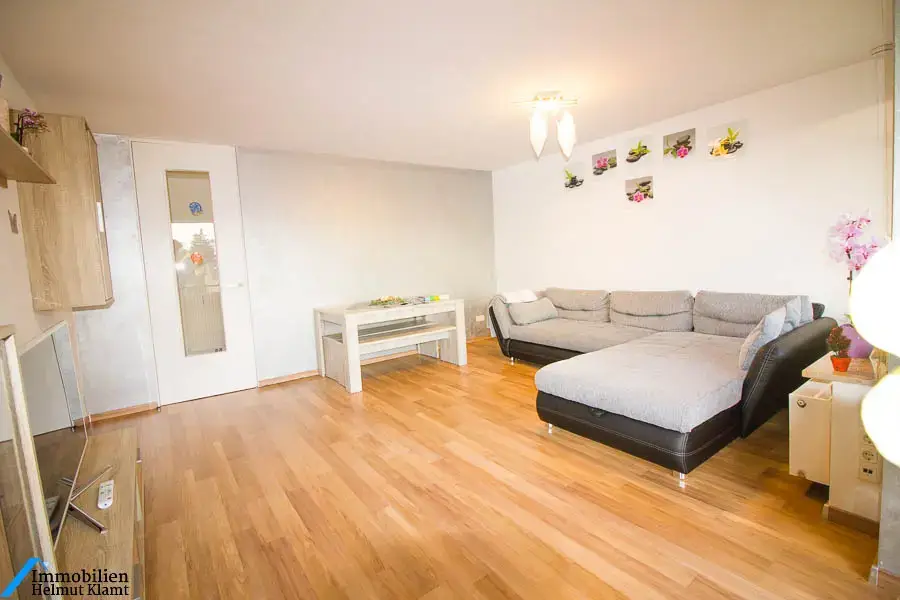 Wohnzimmer mit Sofa -- komplett renovierte 2-ZKB-Wohnung Augsburg Lechhausen