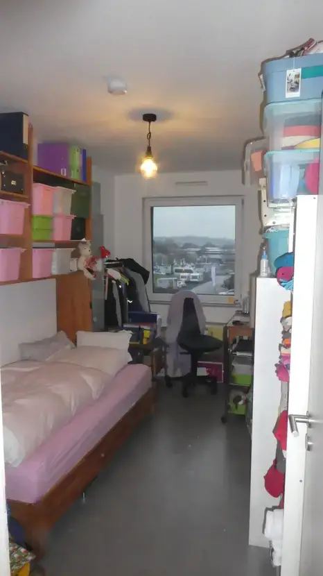 Büro oder Kinderzimmer -- Neuwertige 3-Raum-Wohnung mit Balkon in Bornheim