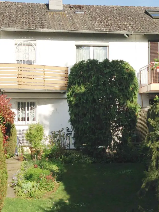 Ansicht -- Schönes Reihenmittelhaus mit sonnigem Garten in Petterweil