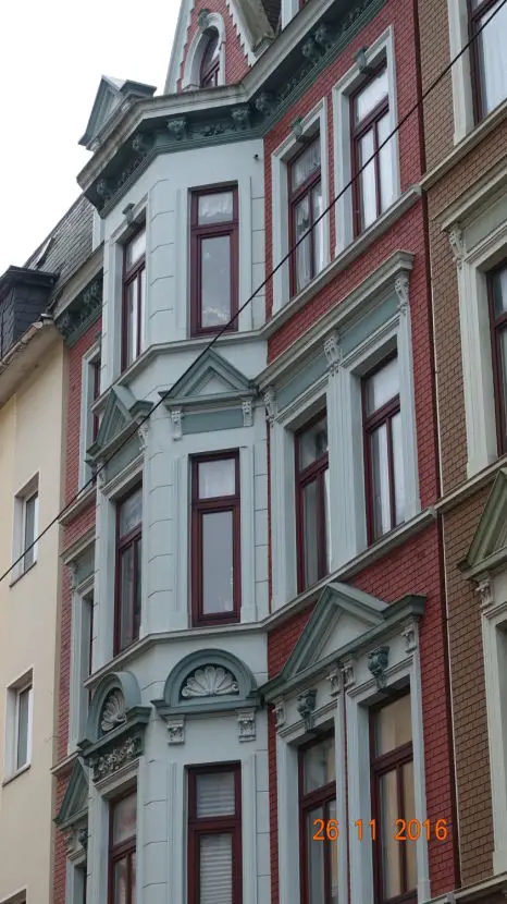 Hausansicht -- Altbauflair! Direkt vom Eigentümer! 3 ZKB mit Balkon im gepflegten 6 Familienhaus