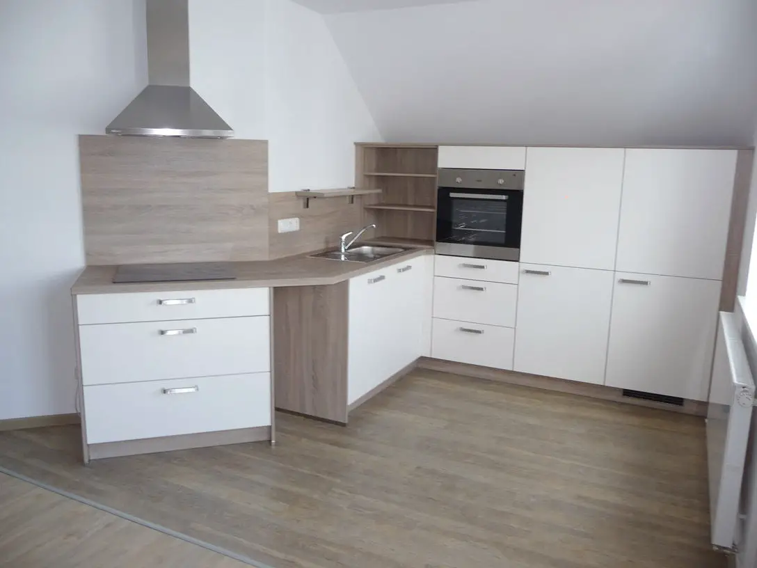offene Einbauküche -- Sehr schöne 2-Zimmer-DG-Wohnung in ruhiger Lage von Donaustauf