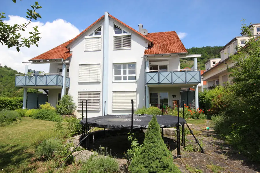 Hausansicht -- Sonnige und schöne Doppelhaushälfte mit Einliegerwohnung in Tübingen-Hirschau