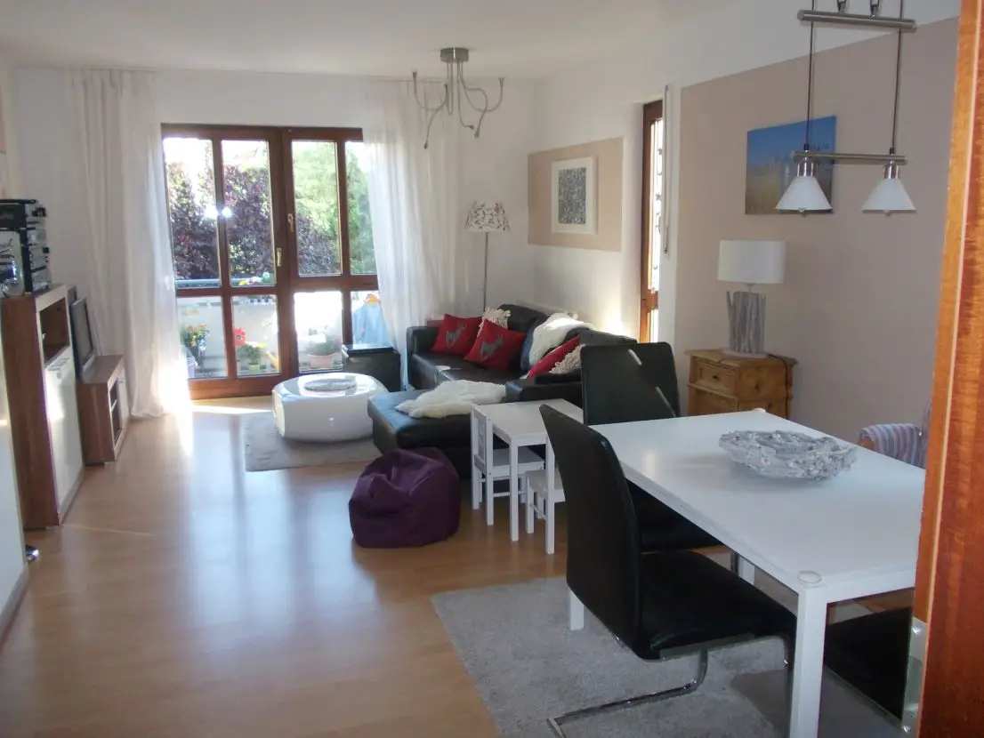 Sofabereich mit Balkonblick -- Schöner Wohnen in Stein ! Sonnige 3-Zimmer-Wohnung mit Balkon und TG-Stellplatz
