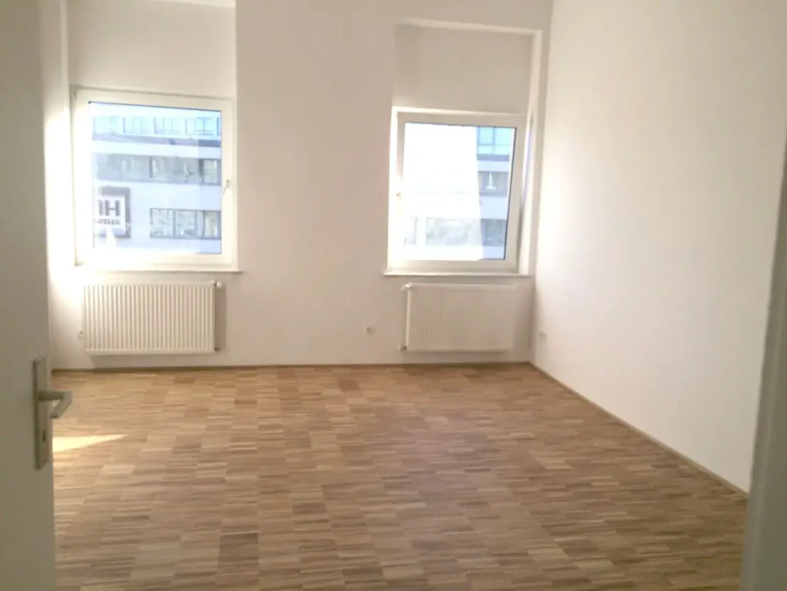 Wohnzimmer -- Gehobene sanierte Wohnung im Herzen Düsseldorfs mit Liebe zum Detail!