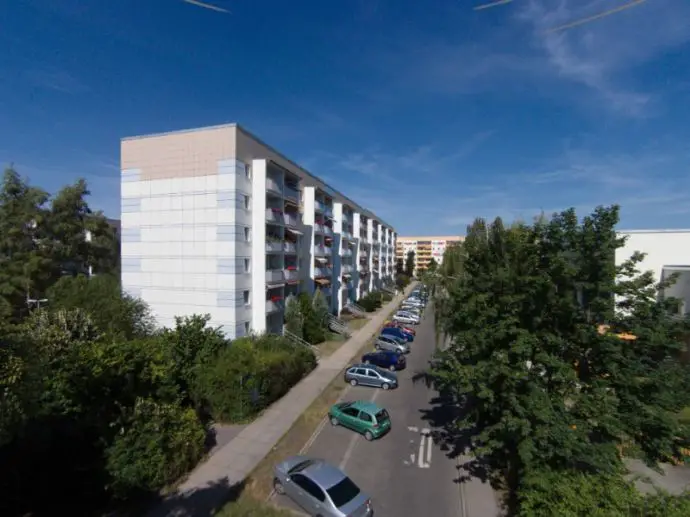 Etagenwohnung in Leipzig (Lausen-Grünau) zur Miete mit 3 Zimmer und 68,14 m² Wohnfläche. Ausstattung: Balkon, Fernheizung, Zentralheizung.