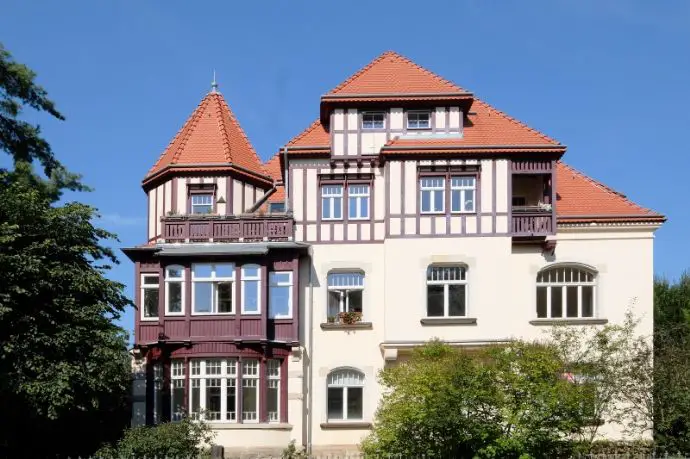 Wohnung in Dresden (Blasewitz) zum Kauf mit 6 Zimmer und 250 m² Wohnfläche. Ausstattung: Denkmalschutz-Afa, Personenaufzug, Balkon, Gas, Zentralheizung, provisionsfrei.