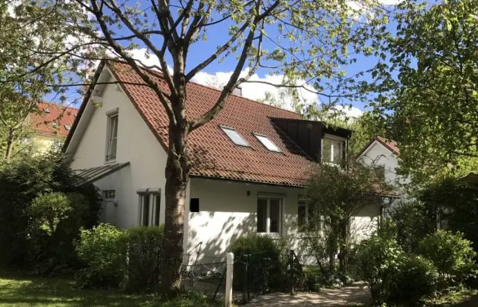 Einfamilienhaus in München (Sendling) zum Kauf mit 6 Zimmer, 160 m² Wohnfläche und 290 m² Grundstück. Ausstattung: Garten, Terrasse, Zentralheizung, voll unterkellert, Gäste-WC, Tiefgarage.