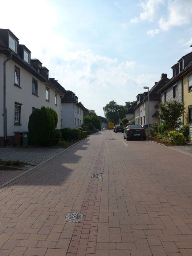 Blick in die Straße -- Großzügiges wohnwirtschaftliches Grundstück mit Altbestand in familienfreundlicher Einbahnstraße