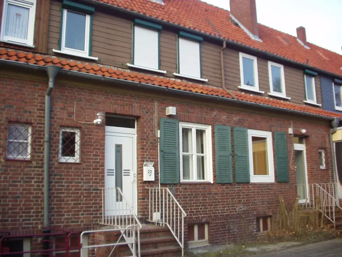 Hausansicht -- Schöne, geräumige zwei Zimmer Wohnung in Celle (Kreis), Faßberg mit Gewerbe
