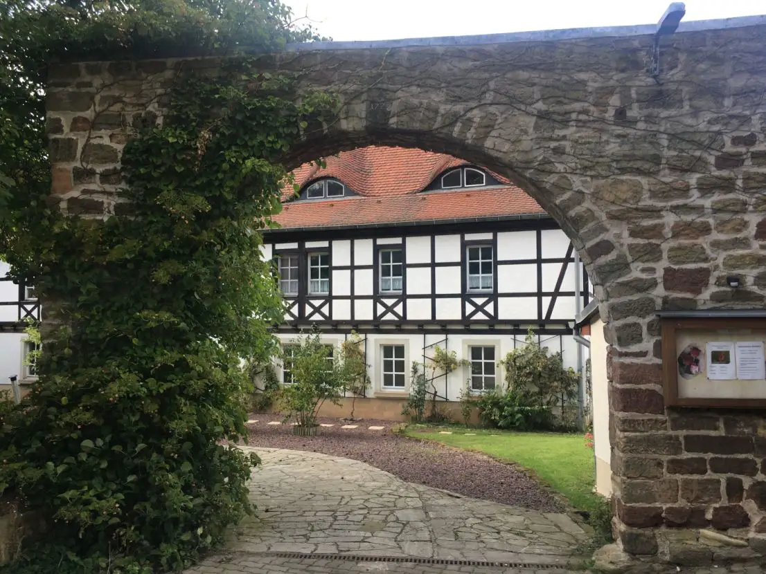 Zufahrt -- Idyllische Erdgeschosswohnung mit Blick ins Saaletal und auf die Schönburg