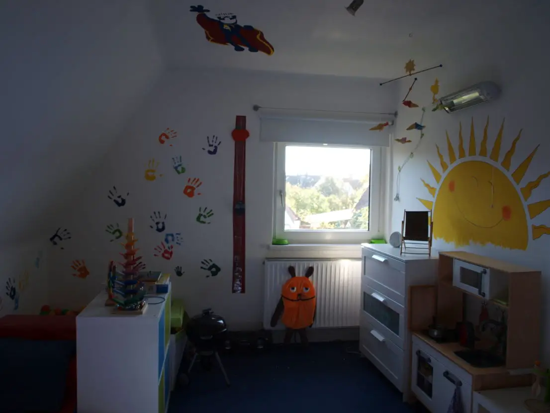 Kinderzimmer -- Kleines Häuschen mit großem Garten