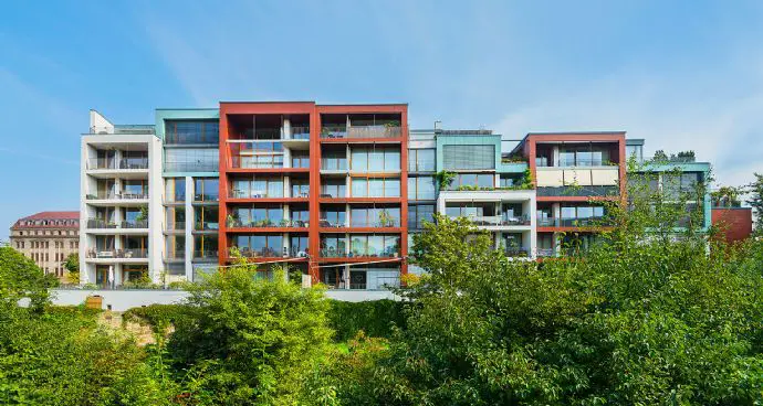 Wohnung in Dresden (Innere Altstadt) zum Kauf mit 5 Zimmer und 147,77 m² Wohnfläche. Ausstattung: Personenaufzug, Balkon, Garten, Parkettboden, Steinboden, frei werdend.