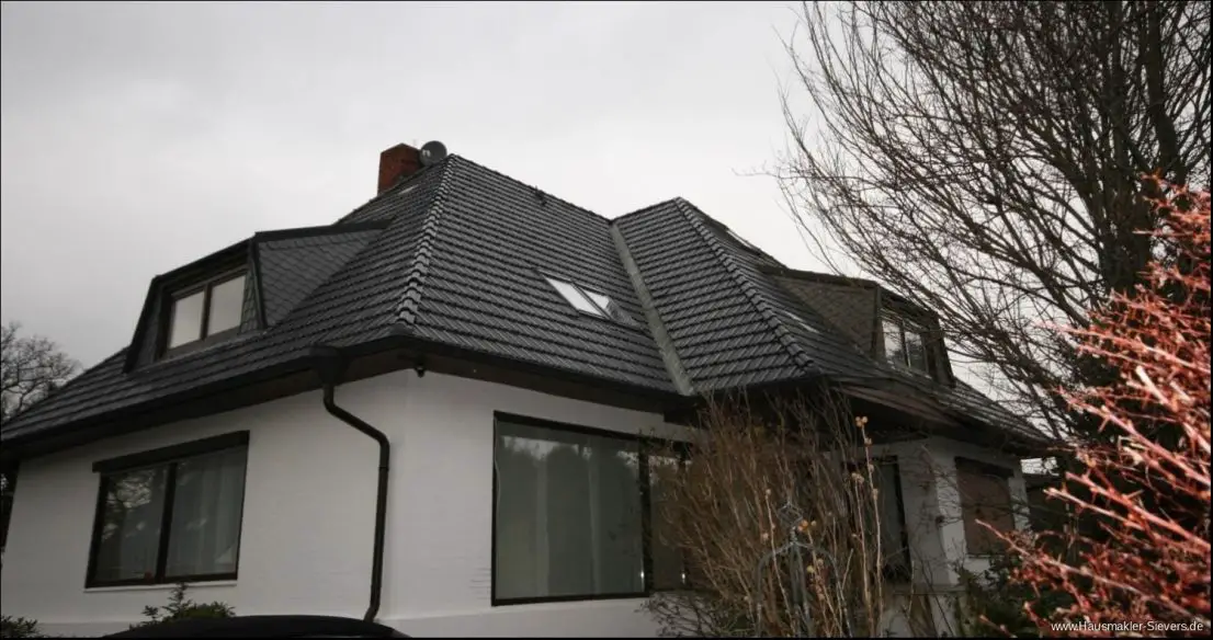 Hausansicht Gartenseite -- Halstenbek: Attraktive großzügige Maisonette-Dachgeschoss-Wohnung in 2-Familienhaus mit Kamin!