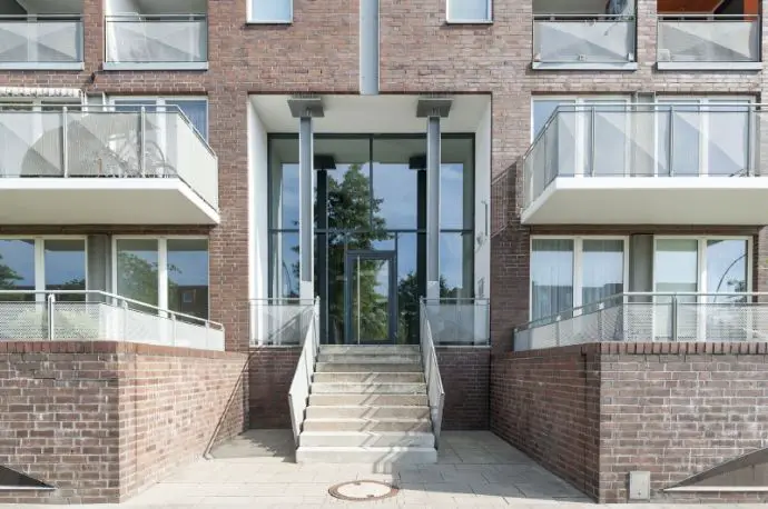 Wohnung in Hamburg (Allermöhe) zum Kauf mit 1,5 Zimmer und 48 m² Wohnfläche. Ausstattung: Personenaufzug, Balkon, Laminat, vermietet, Gas, Zentralheizung.
