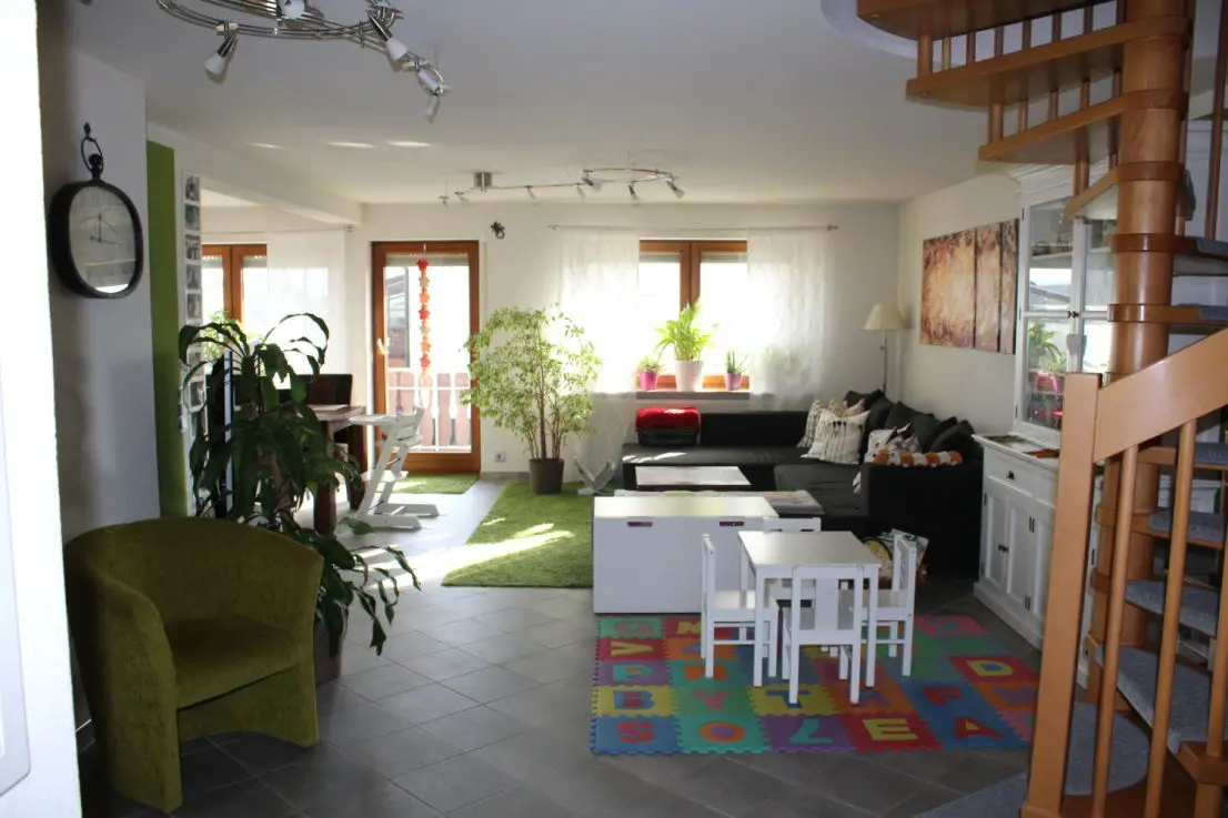 Wohnen -- Schöne, helle und großzügige fünf Zimmer Wohnung in Wiernsheim