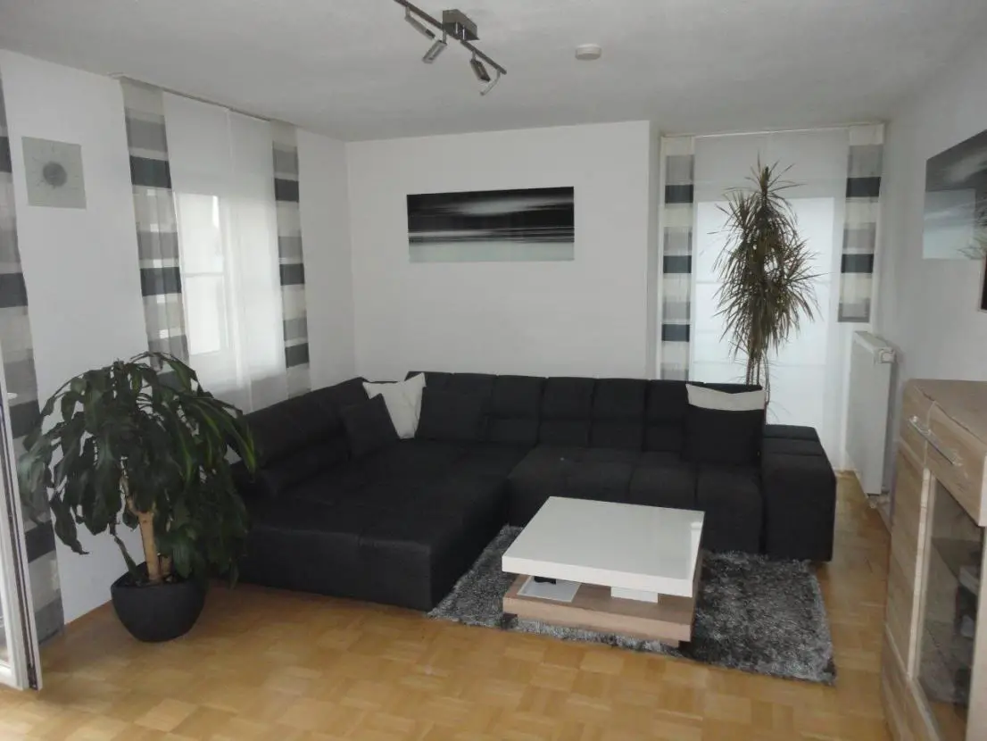 Wohnzimmer -- 3-Zimmer-Wohnung mit Süd-Balkon in Landshut (Ausbau in 2 Jahren auf 5 Zimmer)