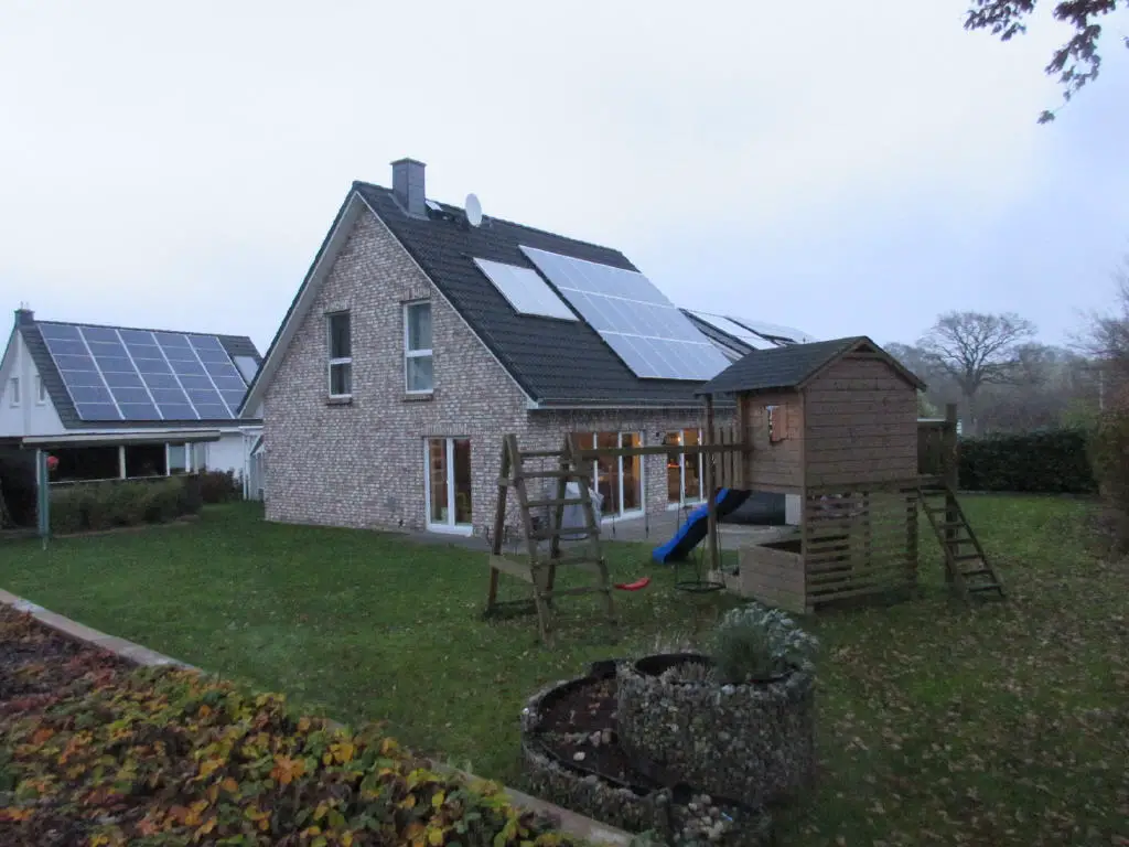 Bild1 -- +++ TOP gepflegtes Einfamilienhaus (Bj 2011) mit Kamin, Doppelcarport und Solaranlage in famil