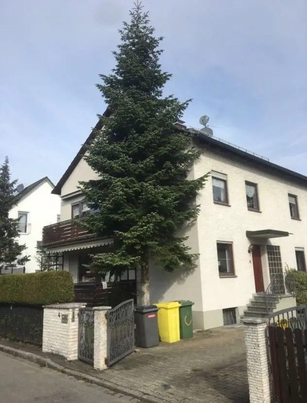 Aussenansicht -- 850 €, 87 m², 4 Zimmer