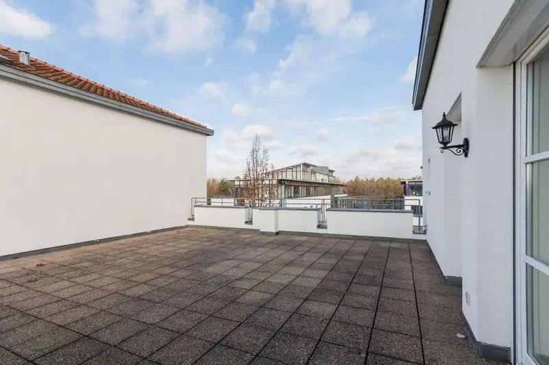 Terrasse -- Erstbezug nach Renovierung! Traumhafte moderne Maisonette-Wohnung mit großer Terrasse!