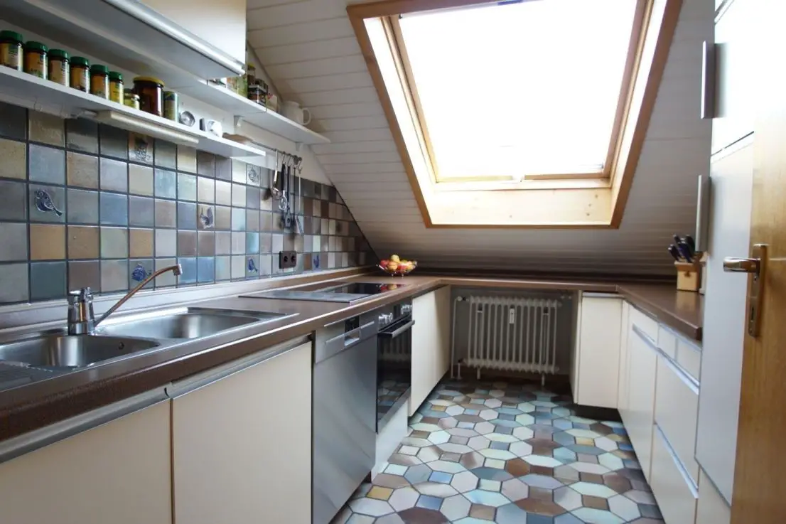 Küche -- Gepflegte 3,5-Zimmer-DG-Wohnung mit Balkon und EBK in Nürtingen
