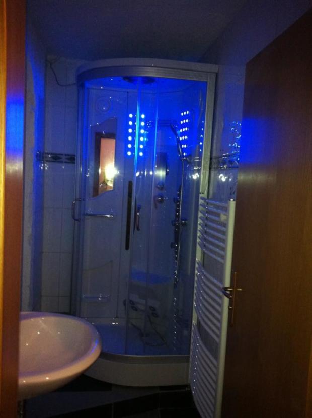 Dusche in der Wohnung -- Modernisierte Schöne Große helle 3 Zimmer OG1 Wohnung in Pfullingen Familie oder WG geeignet