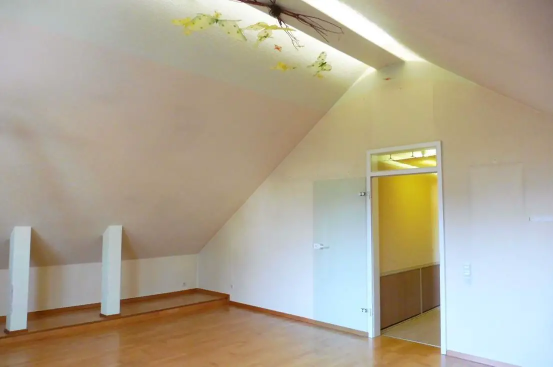 Wohnzimmer -- Dachgeschoss-Etagen-Wohnung mit ca. 92 m² Wohnfläche zur Selbstnutzung oder Geldanlage!