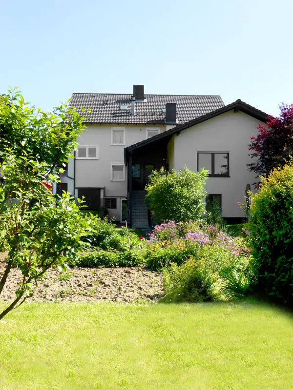 Hausansicht vom Garten -- NEUES JAHR, NEUES (WOHN)GLÜCK Schöne, geräumige Wohnung in Kassel, Oberzwehren