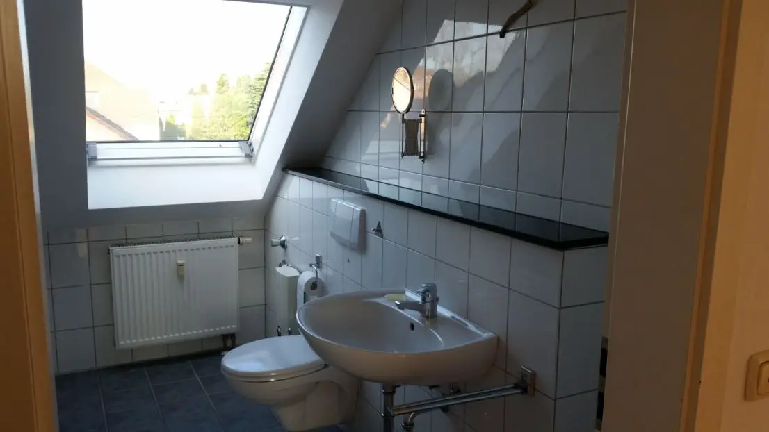 Badezimmer -- Gepflegte 4-Zimmer-Dachgeschosswohnung mit Balkon und Einbauküche in Duisburg