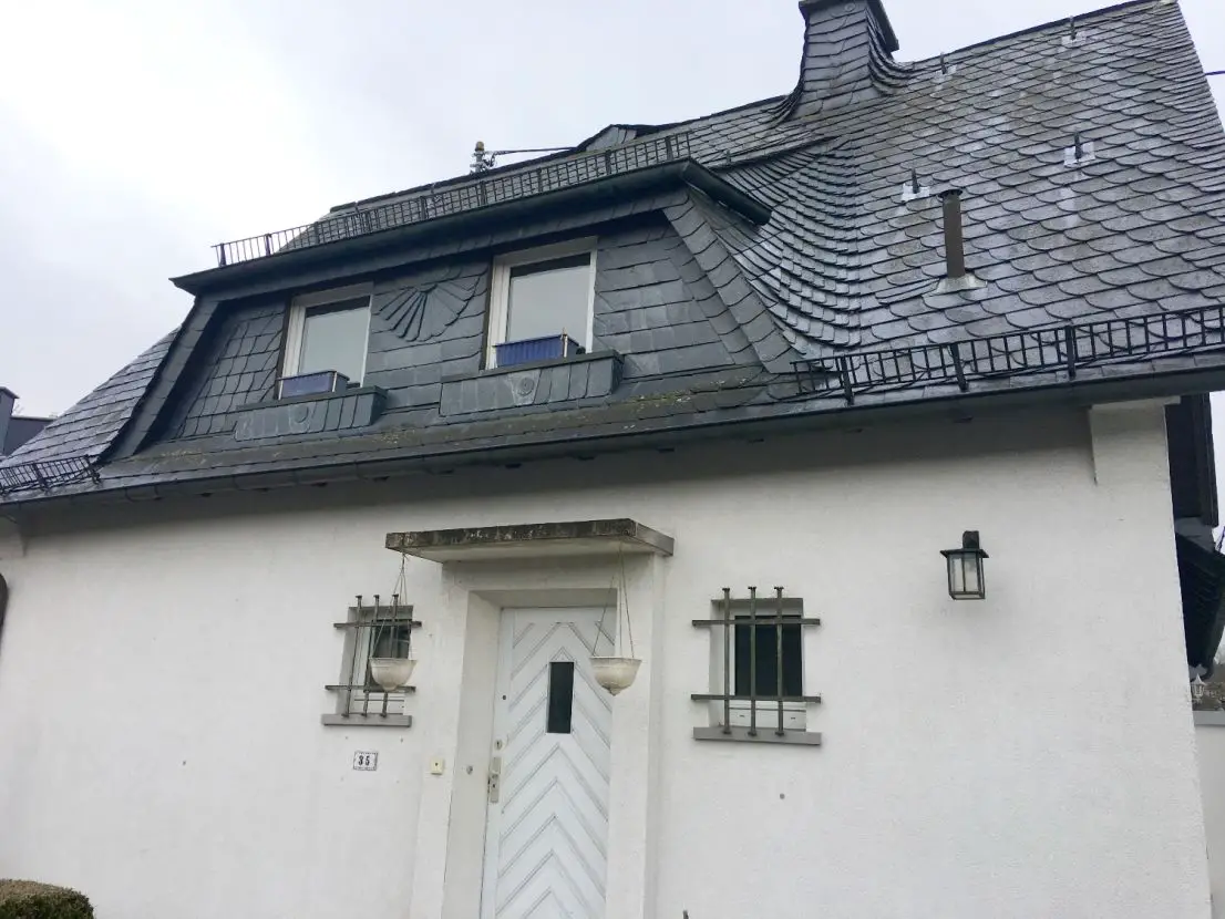 Hausansicht -- * Doppelhaushälfte* 3-Zi-Haus auf 2 Etagen in Niedernhausen *