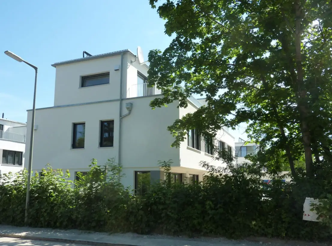 Süd-West-Ansicht -- Schöne gräumige DHH mit fünf Zimmern in München, Aubing