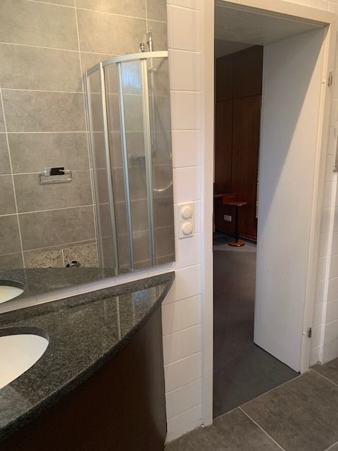 Badezimmer -- Exclusive möblierte DG-Wohnung in denkmalgeschützter Villa