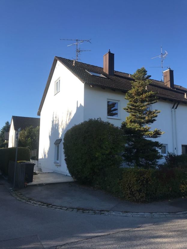 Hausansicht -- Schöne Doppelhaushälfte mit sechs Zimmern in Augsburg, Göggingen