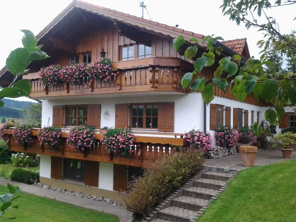 Hausansicht Ost Wiederhofen Ge -- Schöne, 2 Zimmer Dachgeschoßwohnung im Oberallgäu Missen-Wilhams
