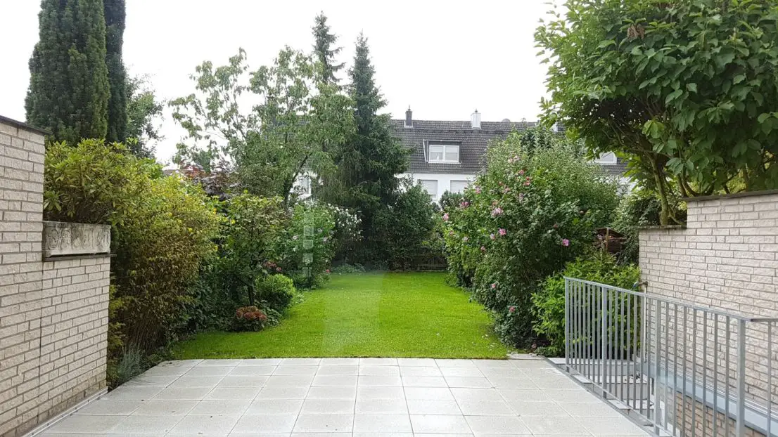 00 Gartenansicht -- Schönes, geräumiges Haus mit Garten in ruhiger Lage in Köln, Zündorf