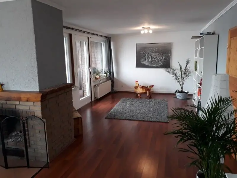 Wohnzimmer mit Kamin -- Großzügige 4-Zimmer-Wohnung in der Nähe von Heiligenhafen/Ostsee zu vermieten: 0157 36301717
