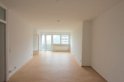 Wohnung in Berlin (Buckow) zur Miete mit 2 Zimmer und 68,98 m² Wohnfläche. Ausstattung: Personenaufzug, Fernblick, Balkon, Kunststoffboden, frei, Fernheizung.