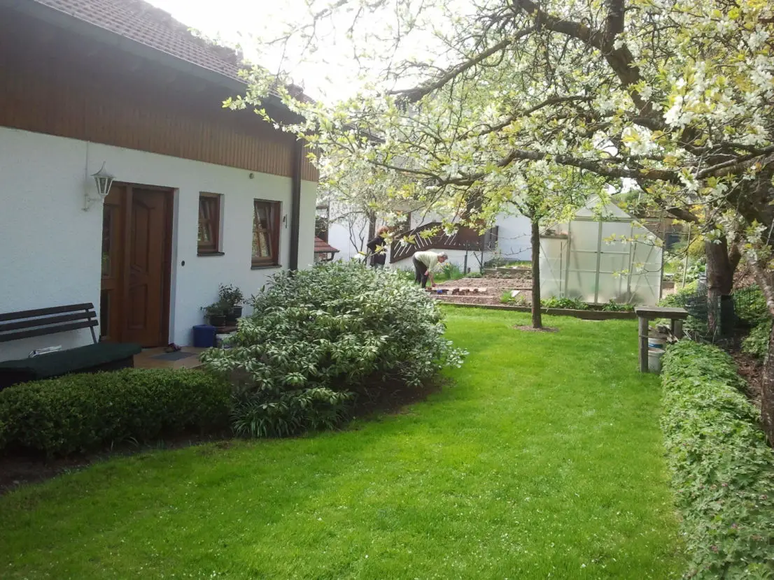 Nordansicht -- Traumhaus in sonniger Südhanglage mit großem Garten