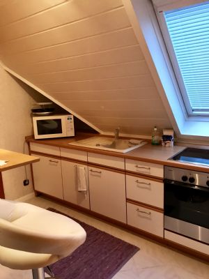 Wohnung in Hamburg (Groß Borstel) zur Miete mit 2 Zimmer und 42 m² Wohnfläche. Ausstattung: Laminat, frei, Kunststofffenster, Fußbodenheizung, Einbauküche, voll möbliert.