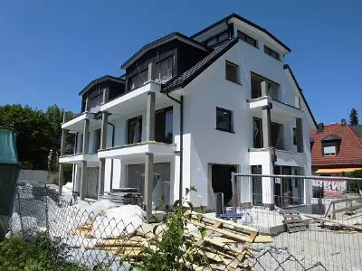 Doppelhaushälfte in München (Schwabing-Freimann) zur Miete mit 7 Zimmer, 290 m² Wohnfläche und 500 m² Grundstück. Ausstattung: Balkon, Dachterrasse, Garten, Terrasse, Holzdielen, Marmorboden.