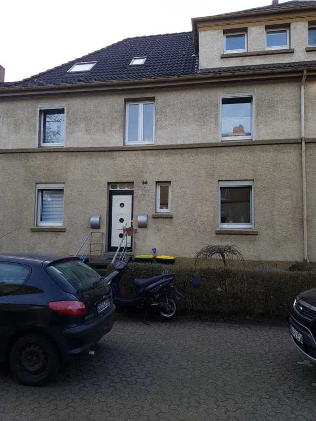 Hausansicht -- Gepflegtes 2 Familien Haus mit neun Zimmern in Duisburg, Wedau